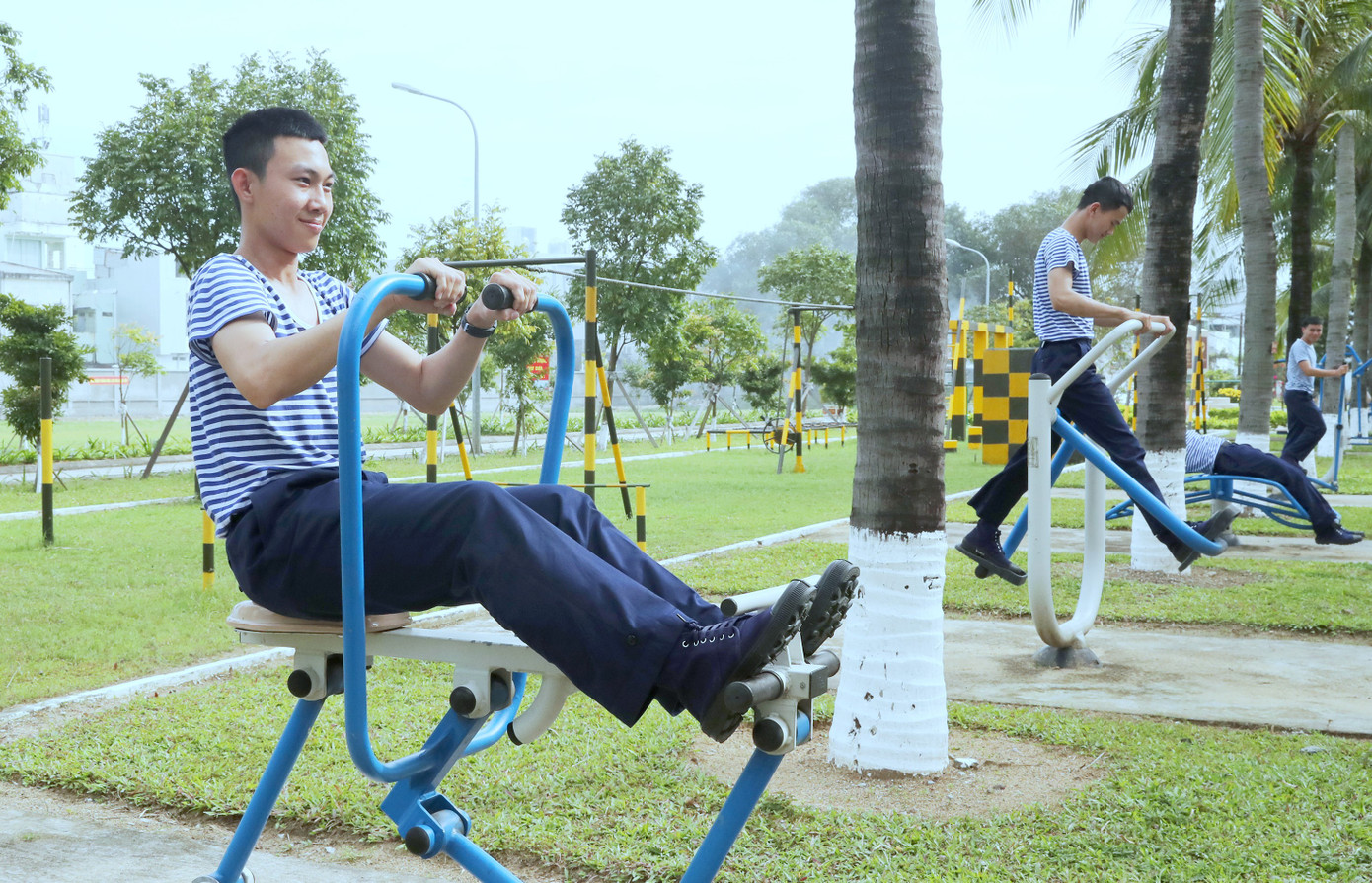 Luyện tập thể thao chiều.