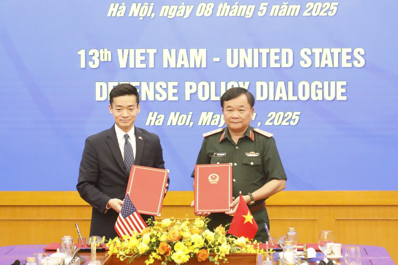 Thượng tướng Hoàng Xuân Chiến và Quyền Trợ lý Bộ trưởng Quốc phòng Mỹ John Noh ký biên bản Đối thoại Chính sách Quốc phòng Việt Nam - Mỹ lần thứ 13.