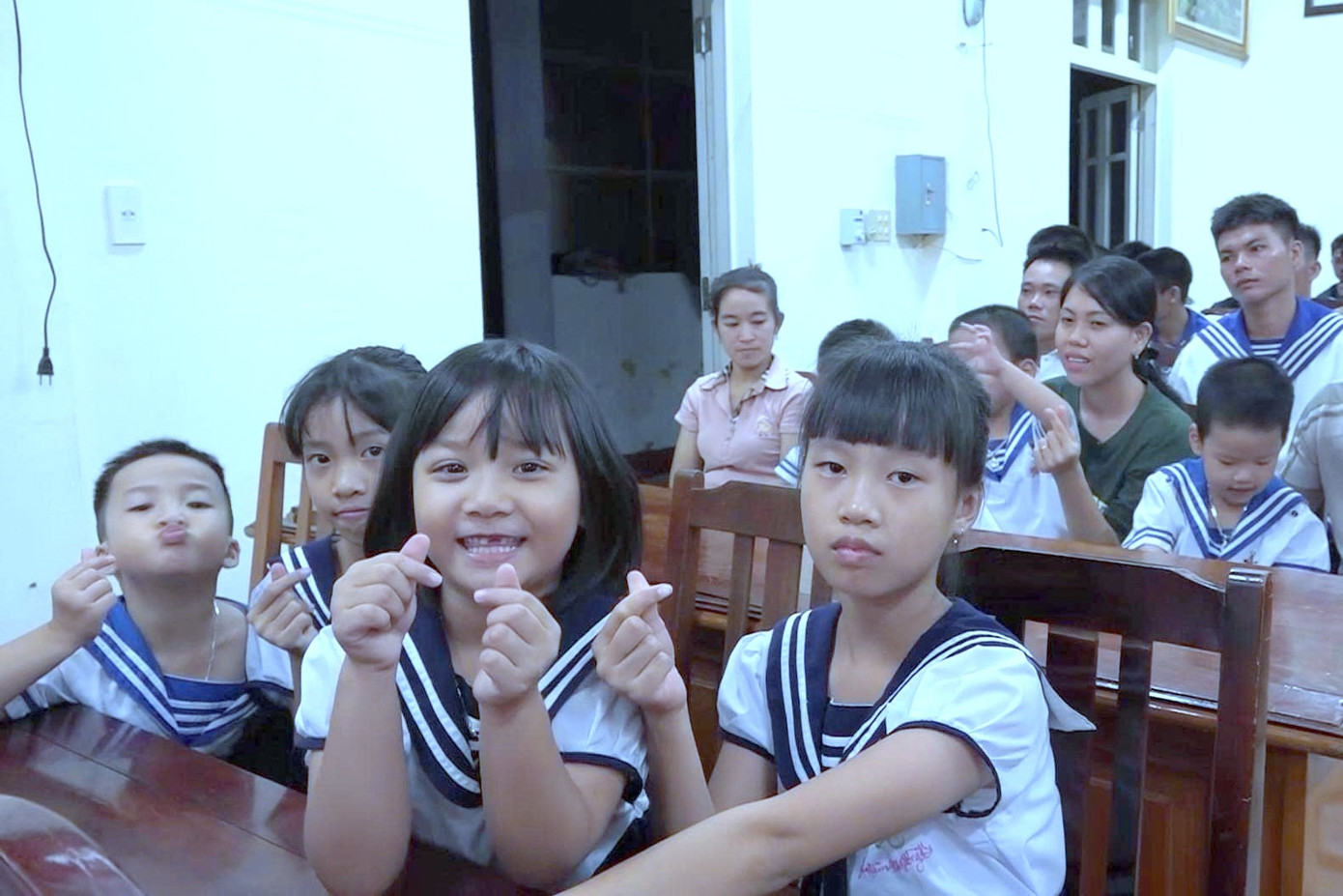 Tết thiếu nhi ở Trường Sa - nơi gian khó tôi luyện bản lĩnh, nơi tình người vượt qua mọi cách trở, là minh chứng sinh động cho sức sống mãnh liệt và niềm tin vào một tương lai vững bền từ những hạt giống được gieo giữa biển trời Tổ quốc.