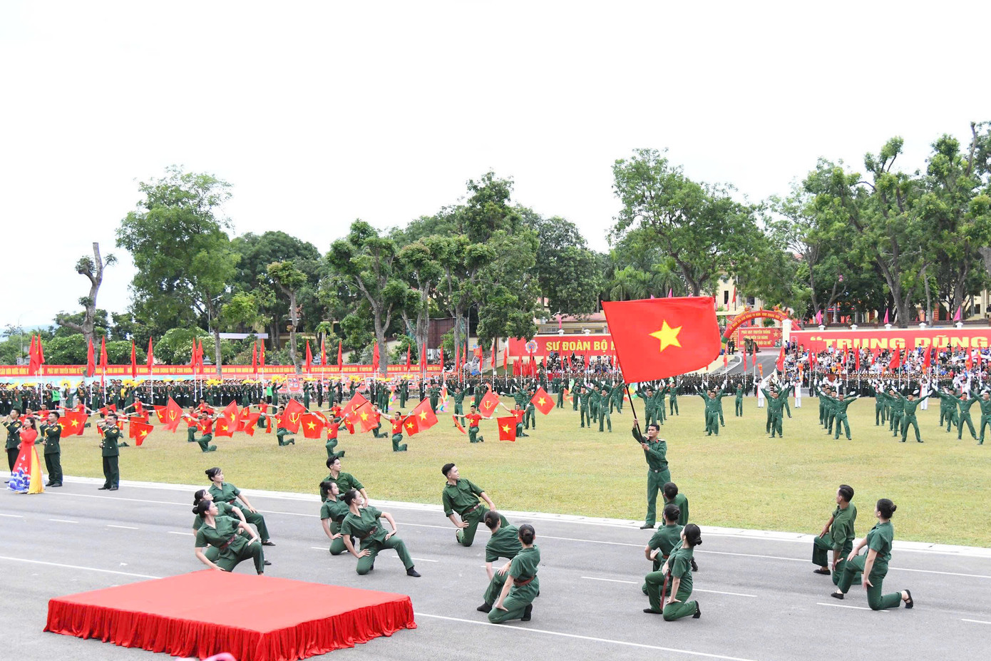 Nhiều hoạt động văn hoá văn nghệ, hội trại đặc sắc đã diễn ra trong dịp kỷ niệm 70 năm ngày thành lập Sư đoàn 324.