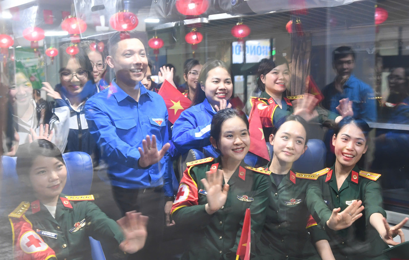 Các nữ quân nhân và đoàn viên thanh niên ra tiễn lưu giữ khoảnh khắc kỷ niệm.