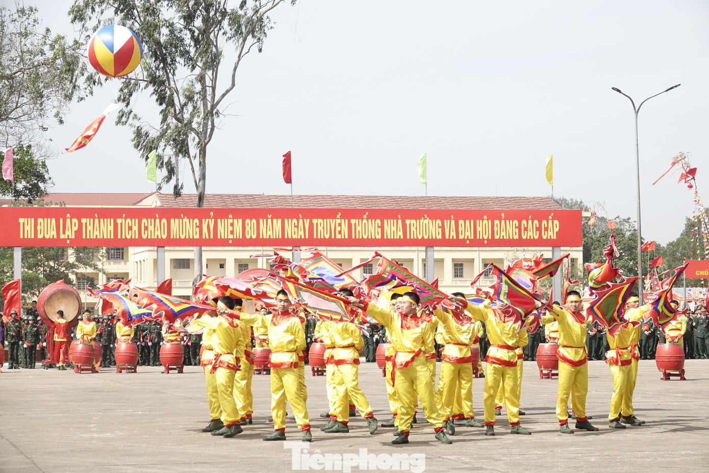 Chương trình nghệ thuật hoành tráng, đặc sắc với chủ đề “Trường Sĩ quan Lục quân 1 - 80 năm dưới lá cờ Trung với nước, hiếu với dân” tại lễ kỷ niệm.