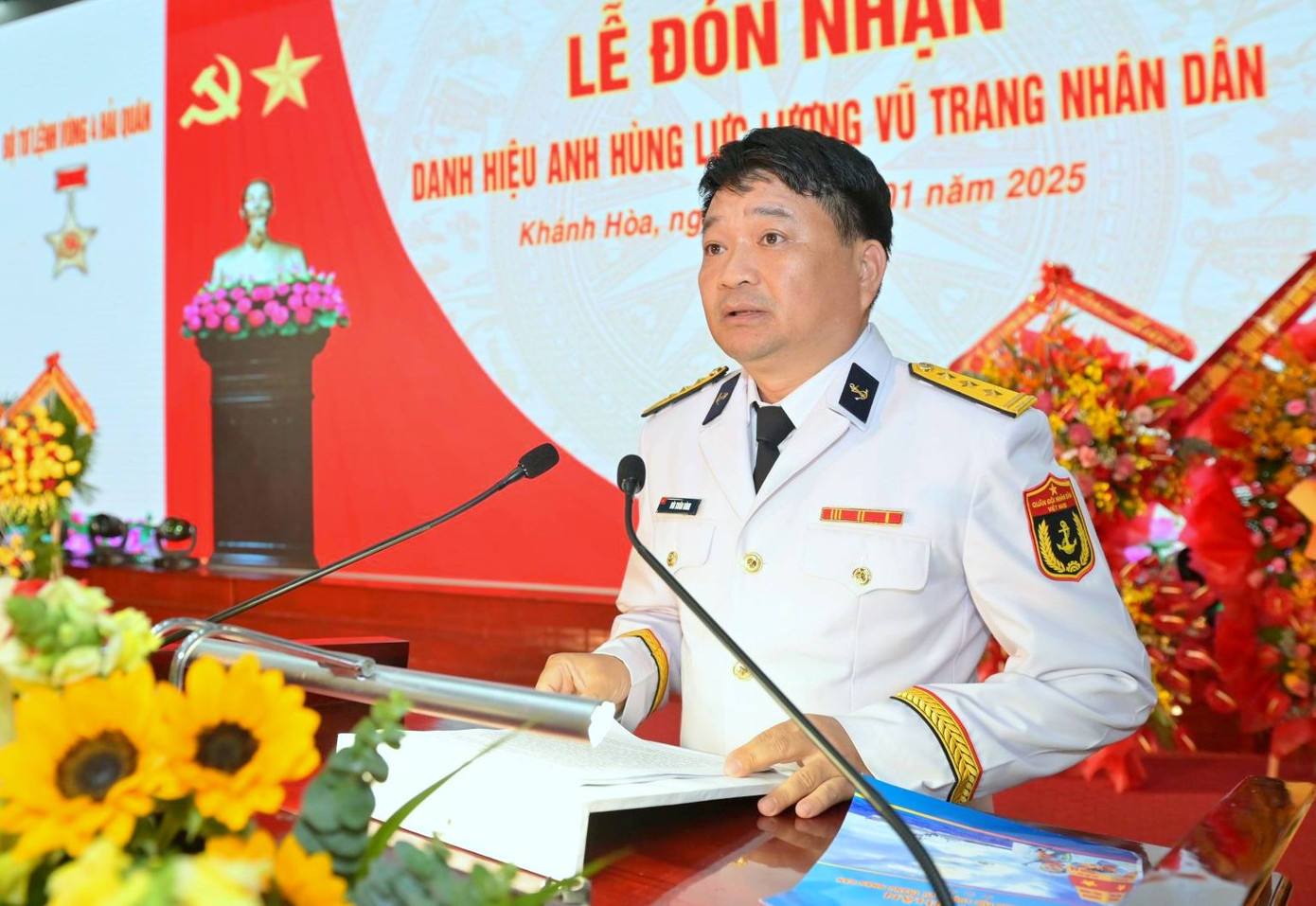 Thượng tá Bùi Xuân Bình - Chính ủy Vùng 4 Hải quân, phát biểu tại buổi lễ.