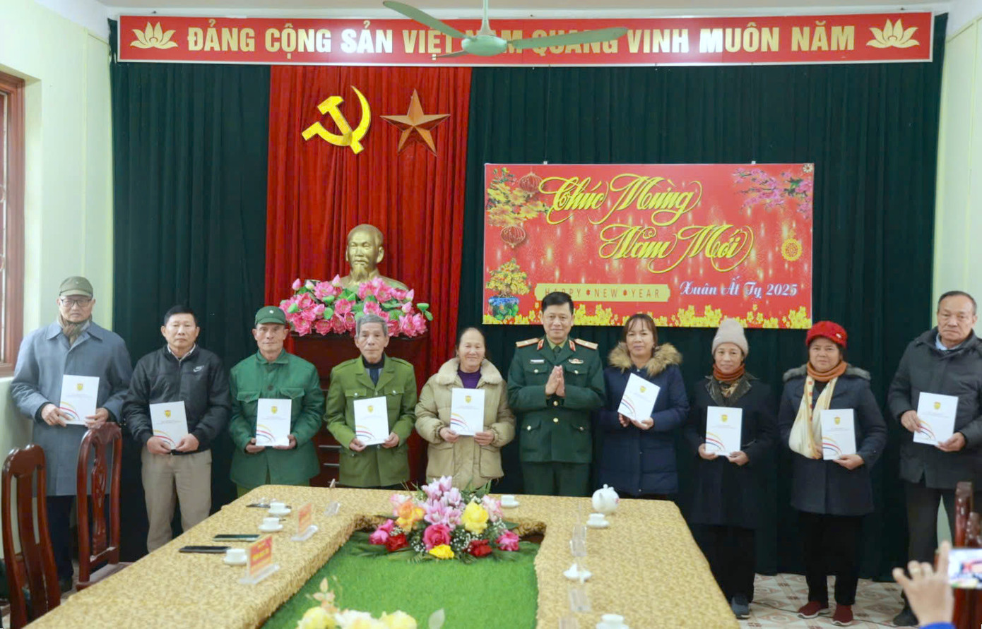 Cũng trong dịp này, đoàn công tác của Học viện Quân y đã trao tặng một số phần quà Tết ấm áp cho các hộ gia đình chính sách, người nghèo ở xã Vô Tranh, huyện Phú Lương, tỉnh Thái Nguyên. Cũng trong dịp này, đoàn công tác của Học viện Quân y đã trao tặng một số phần quà Tết ấm áp cho các hộ gia đình chính sách, người nghèo ở xã Vô Tranh, huyện Phú Lương, tỉnh Thái Nguyên.