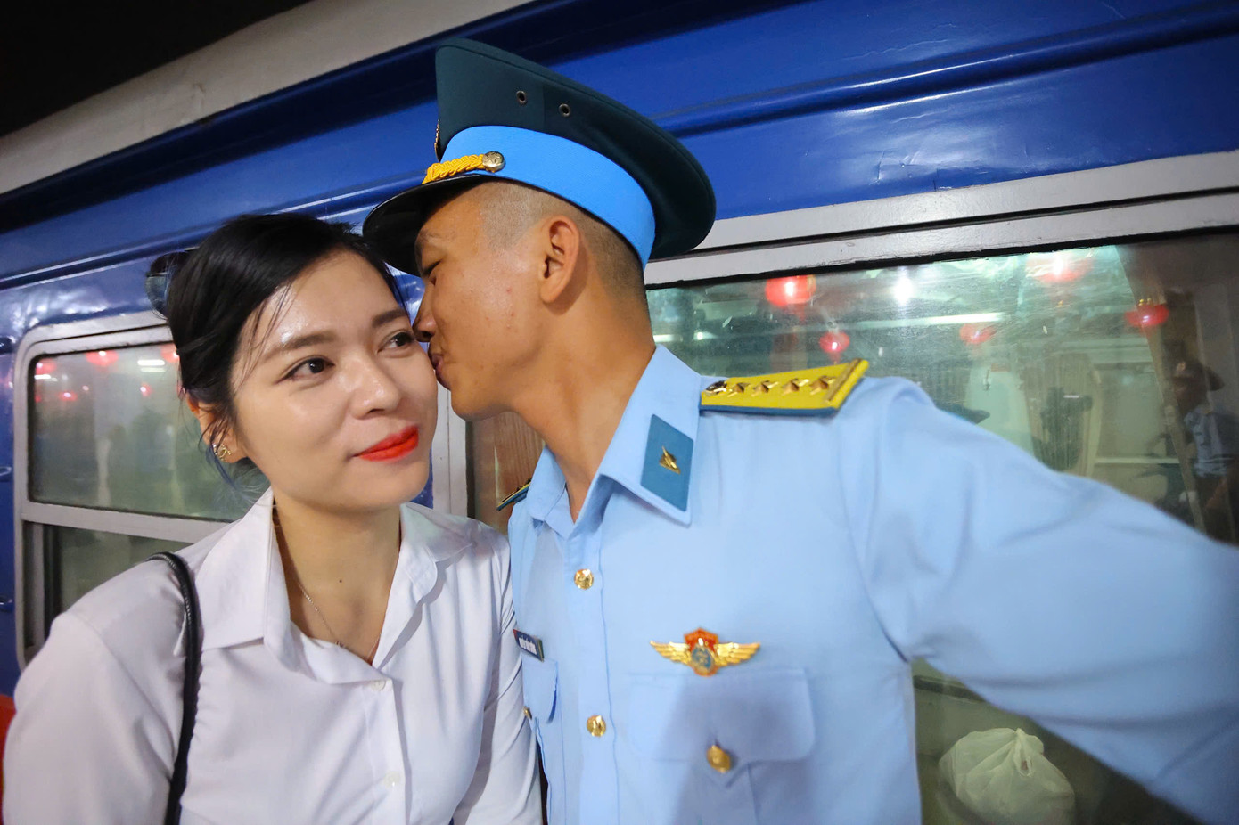 Phút tạm biệt người thân của các quân nhân. Phút tạm biệt người thân của các quân nhân.