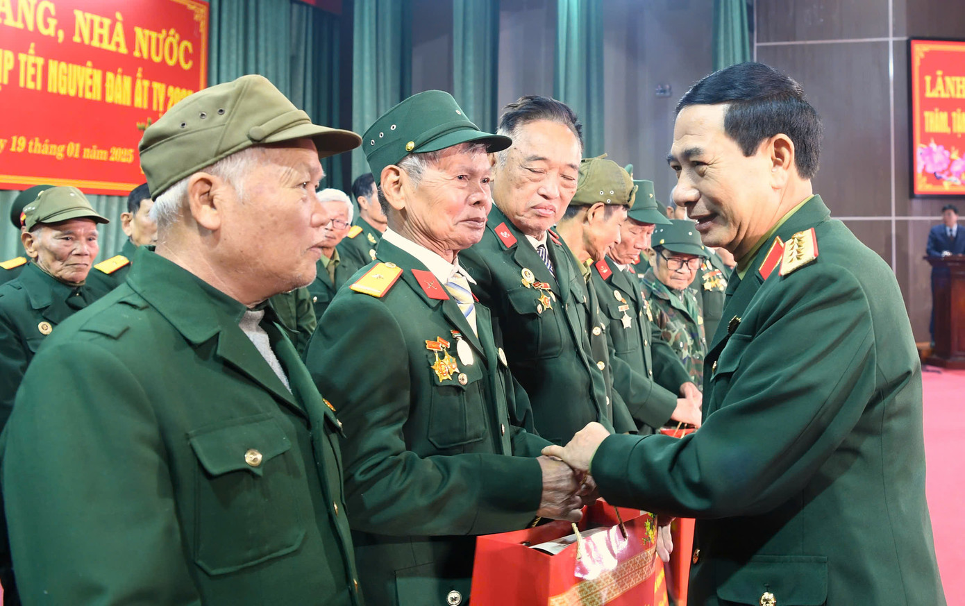 Đại tướng Phan Văn Giang thăm hỏi, trao quà Tết tặng các cựu chiến binh ở huyện Đồng Hỷ, tỉnh Thái Nguyên. Đại tướng Phan Văn Giang thăm hỏi, trao quà Tết tặng các cựu chiến binh ở huyện Đồng Hỷ, tỉnh Thái Nguyên.
