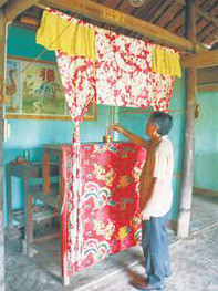 Người con trai của cụ Triều tại căn nhà của cụ. Người con trai của cụ Triều tại căn nhà của cụ