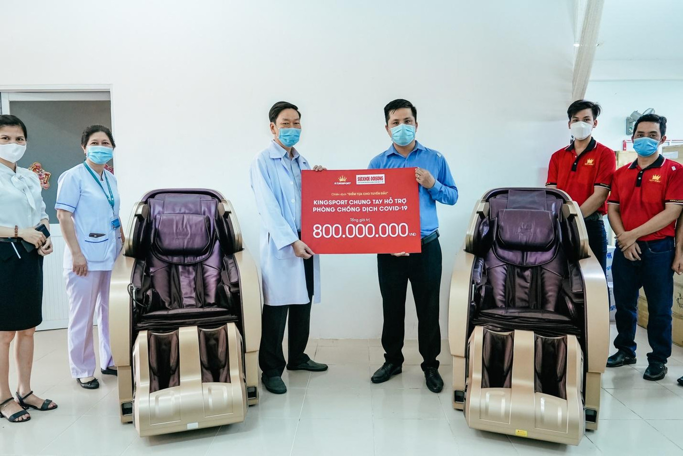 Ông Trần Anh Đức - Giám đốc điều hành Tập đoàn Đông Dương (thứ 3 từ phải sang) trao tặng vật phẩm và tiền mặt tiếp sức các y, bác sĩ, nhân viên y tế tại BV Bệnh nhiệt đới TP.HCM.