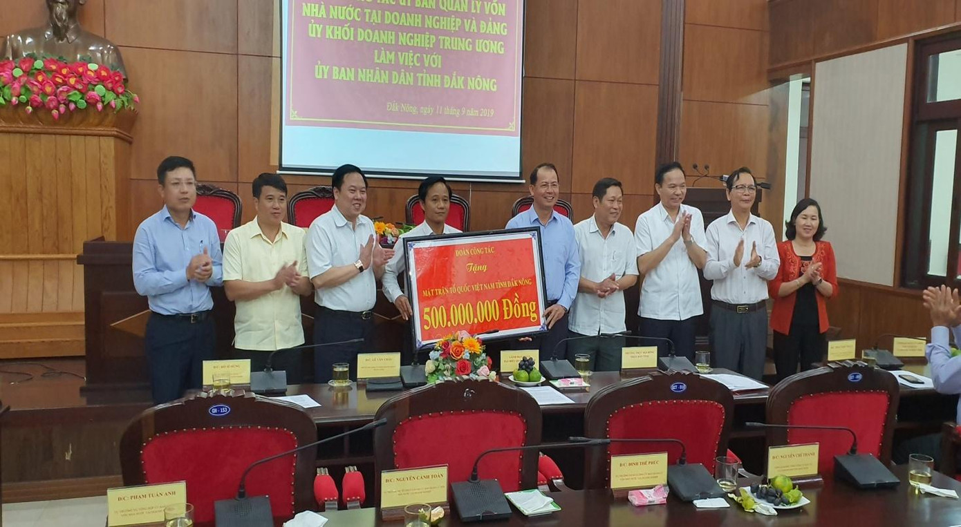 Lãnh đạo Tập đoàn TKV trao ủng hộ Ủy ban Mặt trận Tổ quốc tỉnh Đắk Nông