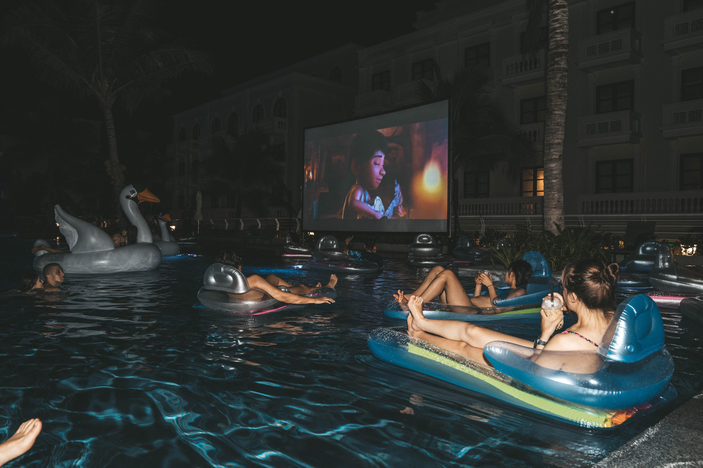…đến tối nằm dài hưởng gió biển và thưởng thức một bộ phim bom tấn. Đây là “rạp chiếu phim nổi trên bể bơi” theo đúng nghĩa đen đầu tiên ở Phú Quốc với máy chiếu và hệ thống âm thanh hiện đại, màn chiếu 300 inch đã mắt
