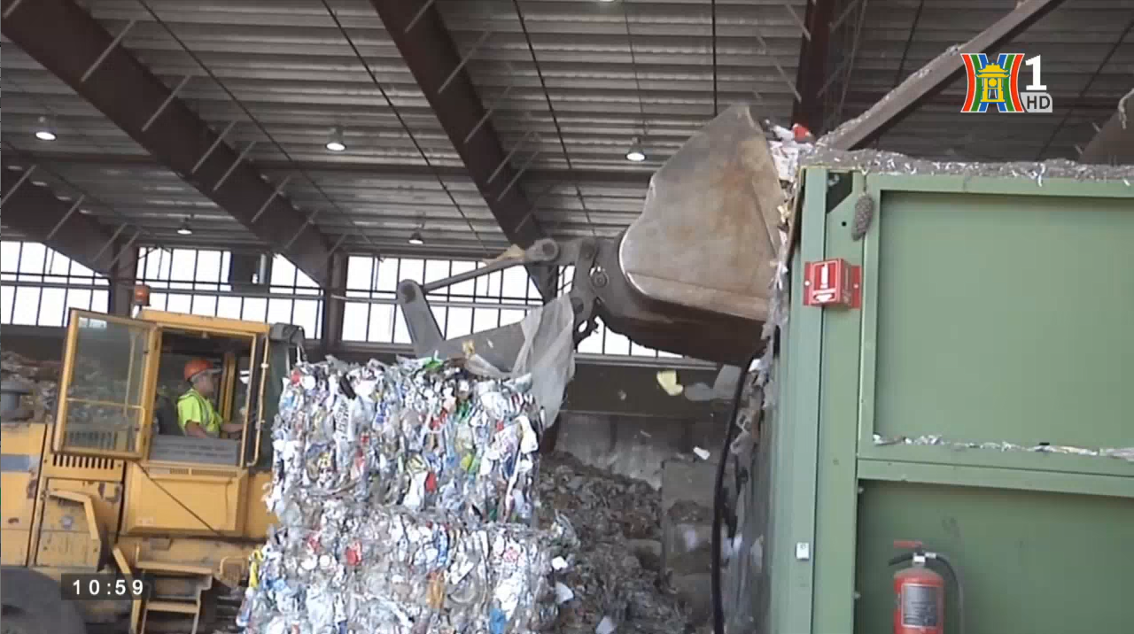 Quy trình xử lý rác thải tiên tiến gồm nhiều công đoạn từ cân đo, phân loại, đóng khối tại Hoa Kỳ Quy trình xử lý rác thải tiên tiến gồm nhiều công đoạn từ cân đo, phân loại, đóng khối tại Hoa Kỳ