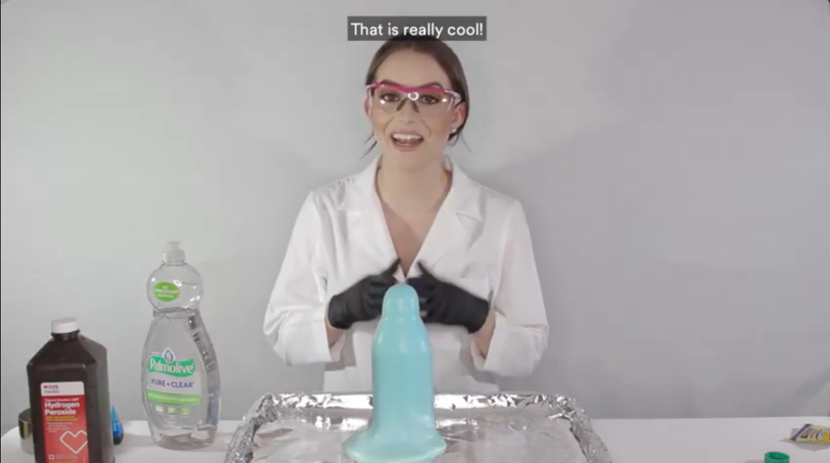 Hoa hậu Mỹ Camille Thomasina Schrier giới thiệu thí nghiệm “Kem đánh răng con voi” trong khuôn khổ chương trình “Khoa học tại nhà” cùng với 3M.