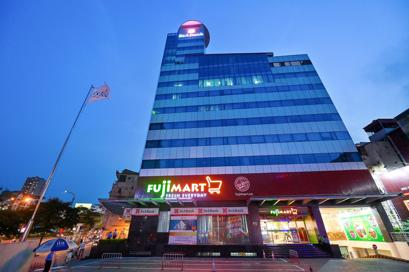 Hình ảnh bên ngoài siêu thị FujiMart thứ 3 tại 324 Tây Sơn