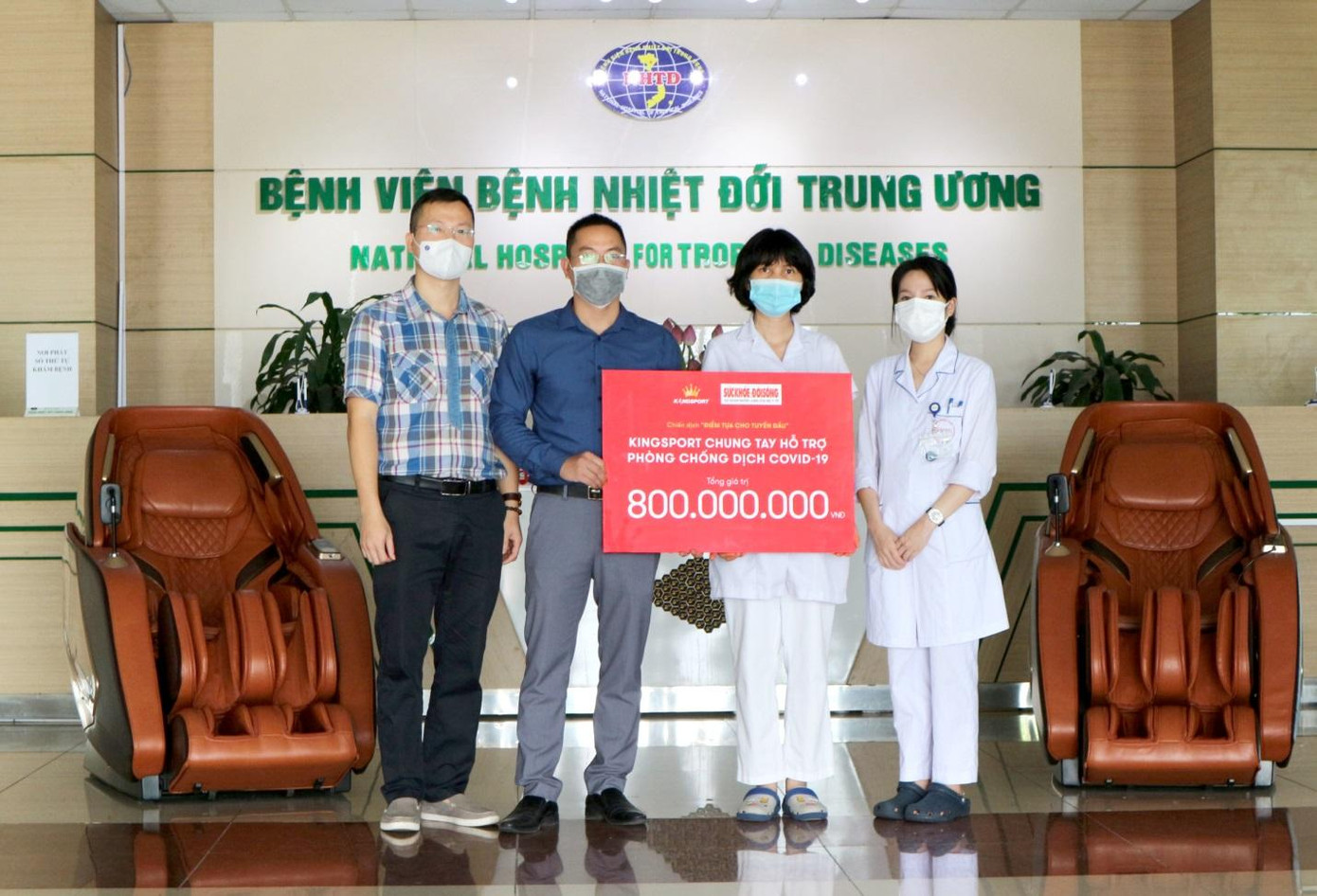 Ông Nguyễn Trung Kiên, GĐ Điều hành khu vực miền Bắc – Đại diện Kingsport (thứ 2 từ trái sang) tặng thiết bị chăm sóc sức khỏe và tiền mặt tại BV Bệnh nhiệt đới TW