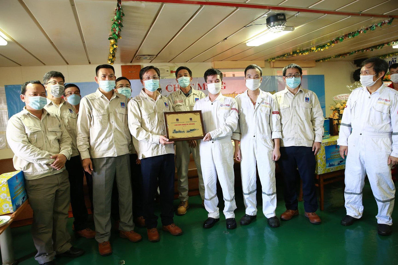 Tổng Giám đốc BSR Bùi Minh Tiến trao tặng biểu trưng ghi nhận chuyến dầu thô thứ 1.000 cho Thuyền trưởng tàu PVT Mercury