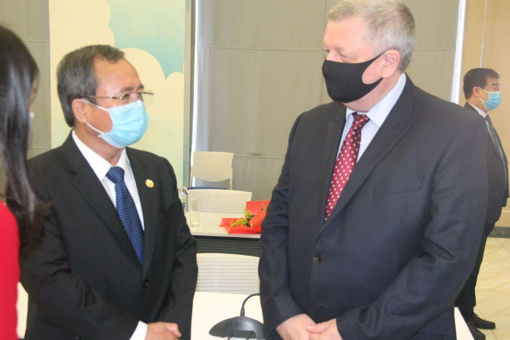 Lãnh đạo tỉnh Bình Dương trao đổi với nhà đầu tư