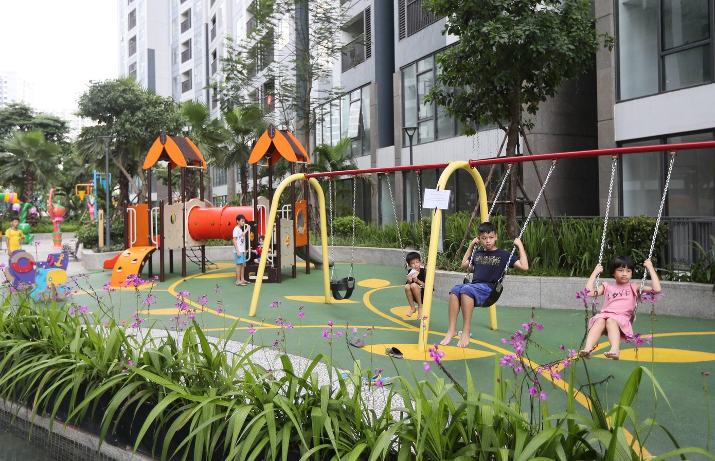 Khu vui chơi trẻ em luôn được bao phủ bởi sắc xanh của cỏ cây, hoa lá (Ảnh chụp trước ngày 1.5.2021) Khu vui chơi trẻ em luôn được bao phủ bởi sắc xanh của cỏ cây, hoa lá (Ảnh chụp trước ngày 1.5.2021)