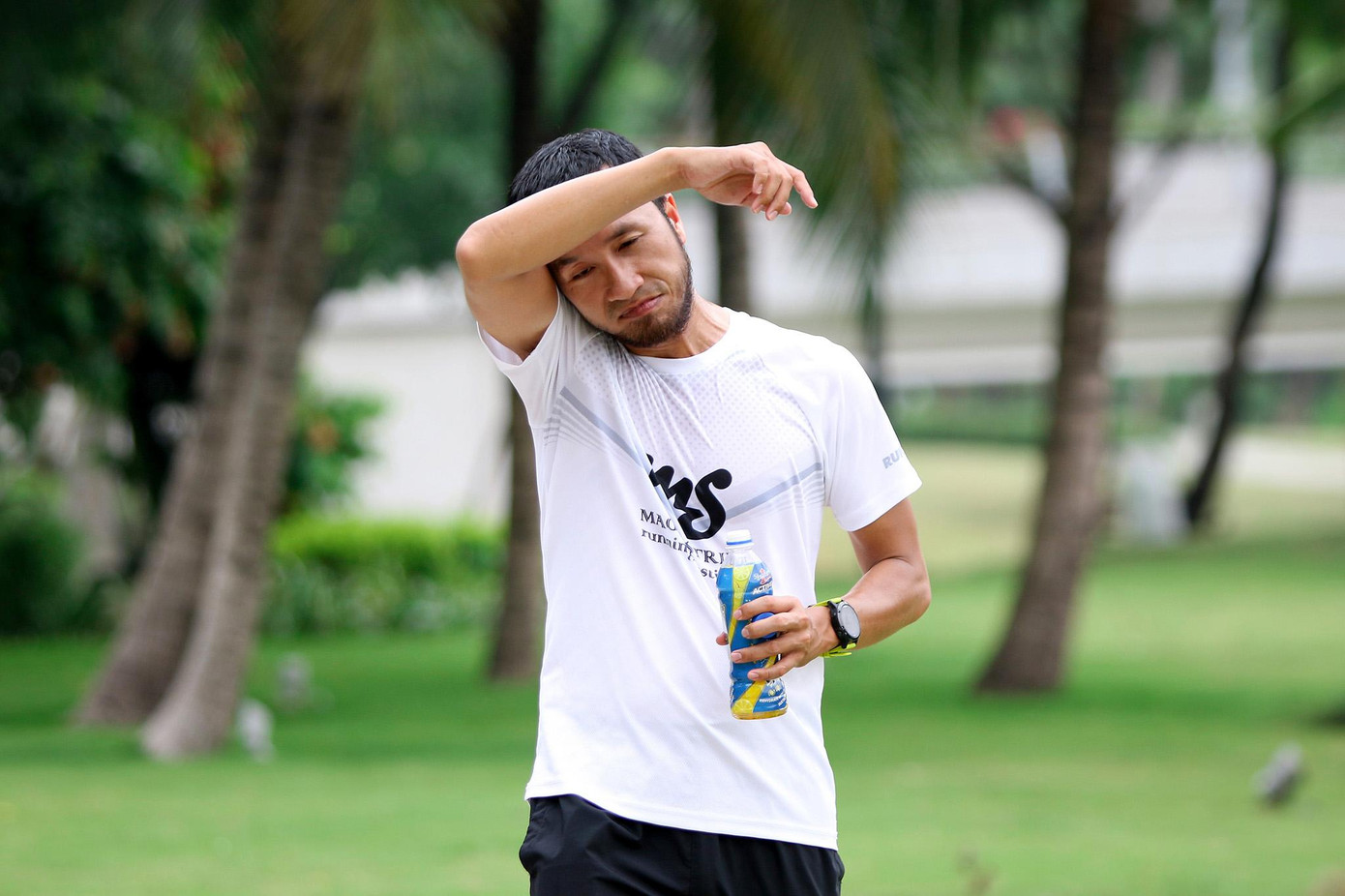 Anh khôi sử dụng Nước uống vận động Number 1 Active Chanh Muối để bù nước bù khoáng