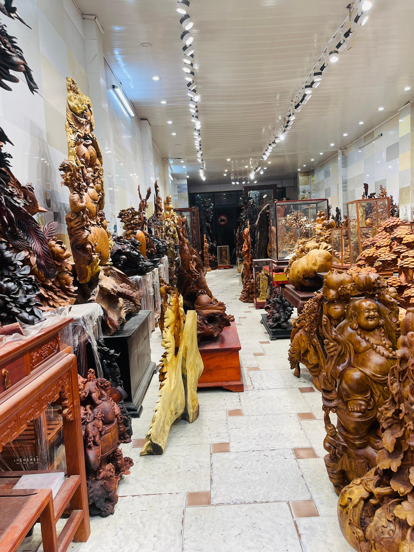 Một góc showroom Xưởng Tượng Gỗ tại Hà Nội