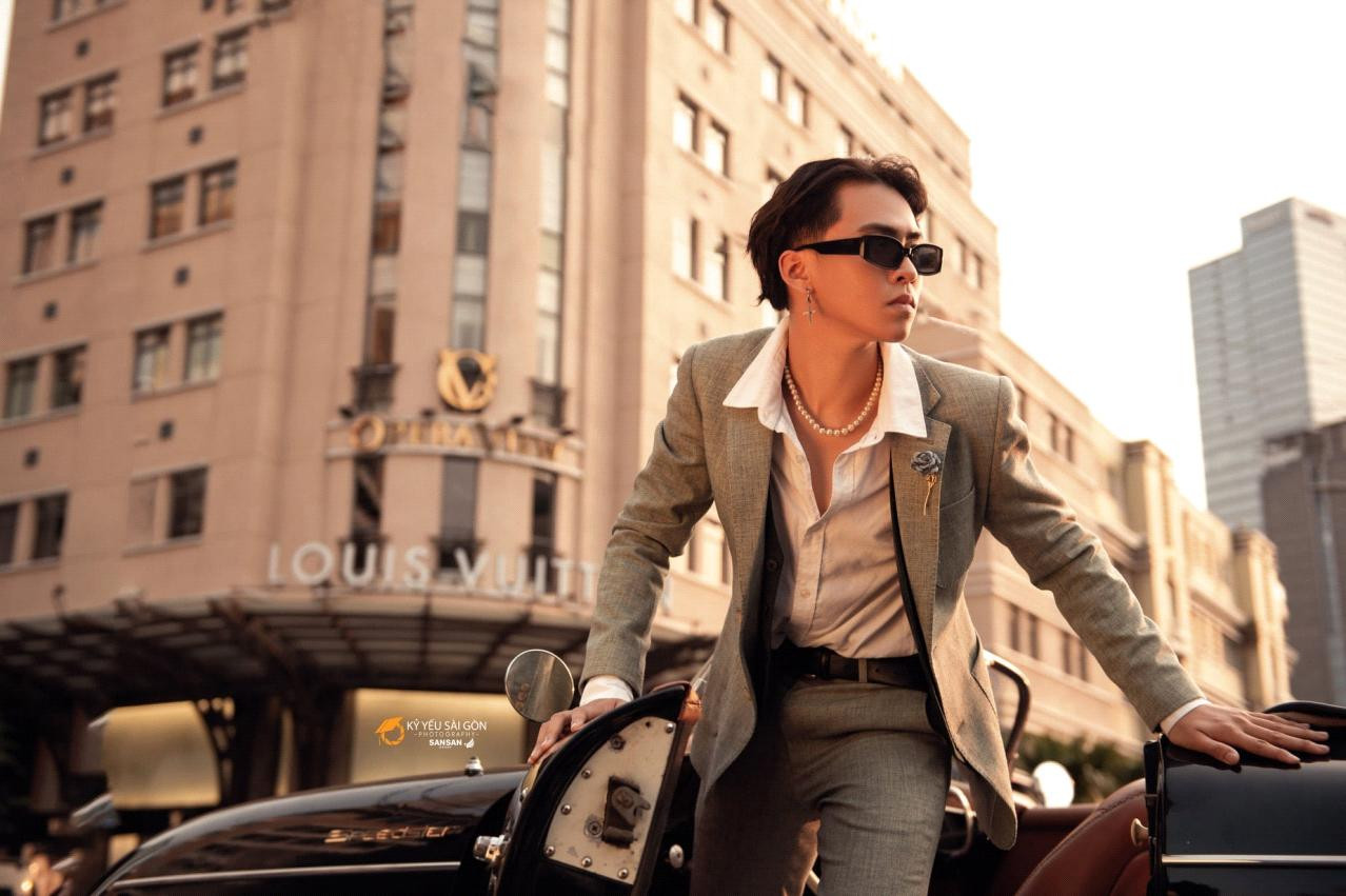 Sự sành điệu, sang trọng nhưng không kém phần cổ điển được tái hiện chân thật trong từng khoảnh khắc của những shoot hình chuyên nghiệp của Kỷ yếu Sài Gòn