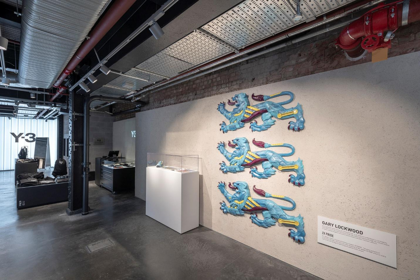 Hình ảnh biểu tượng của 3 chú sư tử (hay còn gọi là Tam sư) in trên áo của đội tuyển Anh được đặt trong cửa hàng adidas Originals tại London, Anh