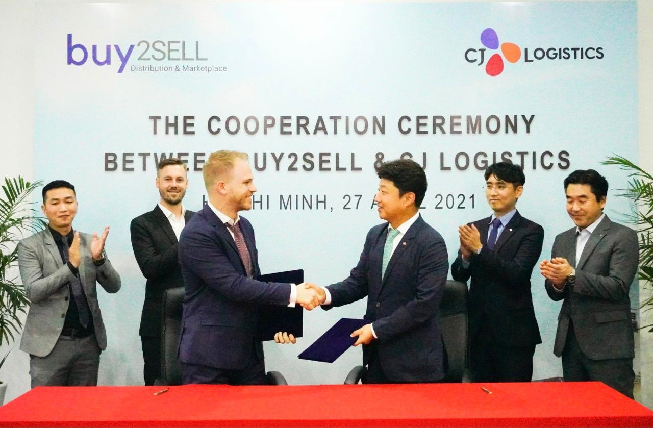 Ông KONG SANG HYUK - Tổng giám đốc CJ Logistics Việt Nam và ông HARRY MORANT - CEO Buy2sell