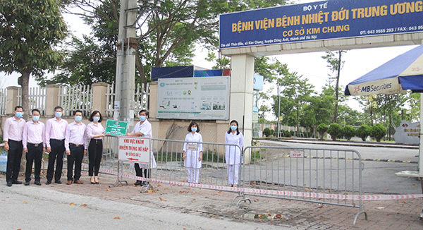 Để đảm bảo an toàn phòng chống dịch bệnh, NHCSXH trao quà cho đại diện Bệnh viện Nhiệt đới Trung ương (cơ sở 2 xã Kim Chung, huyện Đông Anh) bên ngoài trụ sở