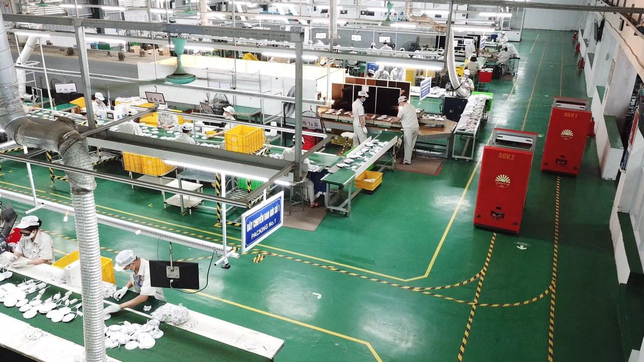 Khu vực lắp ráp đèn LED tự động, hiện đại của Rạng Đông Khu vực lắp ráp đèn LED tự động, hiện đại của Rạng Đông