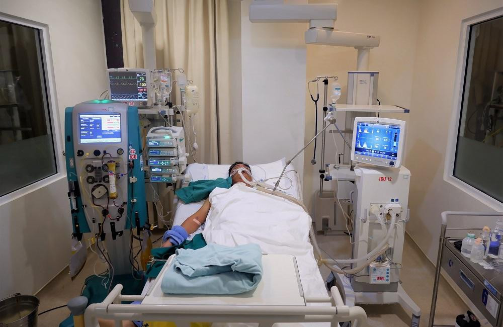 Chỉ trước đó 1 tháng, anh Hùng đã hôn mê và tưởng chừng khó qua khỏi cơn bạo bệnh lớn. Anh đã được Bệnh viện Vinmec cấp cứu và chuẩn chị cho ca ghép gan thần tốc sau 48 nhập viện Chỉ trước đó 1 tháng, anh Hùng đã hôn mê và tưởng chừng khó qua khỏi cơn bạo bệnh lớn. Anh đã được Bệnh viện Vinmec cấp cứu và chuẩn chị cho ca ghép gan thần tốc sau 48 nhập viện