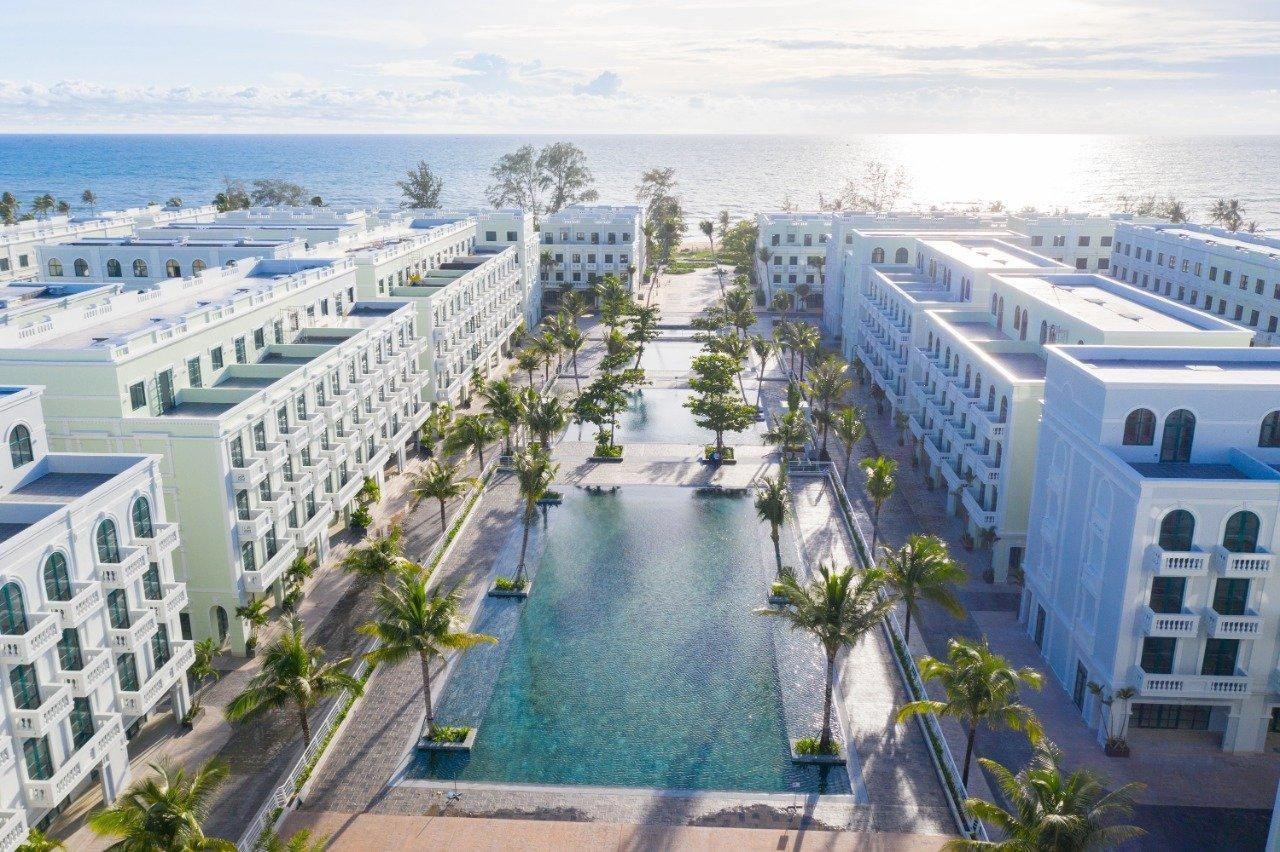 Bể bơi 3 tầng Phu Quoc Waterfront, rộng 3.500m2 thênh thang, nhìn thẳng ra biển được giới trẻ truyền tai nhau những ngày qua nằm trong khu phức hợp du lịch Phu Quoc Marina ở Bãi Trường. Không gian xung quanh bể là hệ thống shophouse theo phong cách kiến trúc Đông Dương sang trọng và lãng mạn