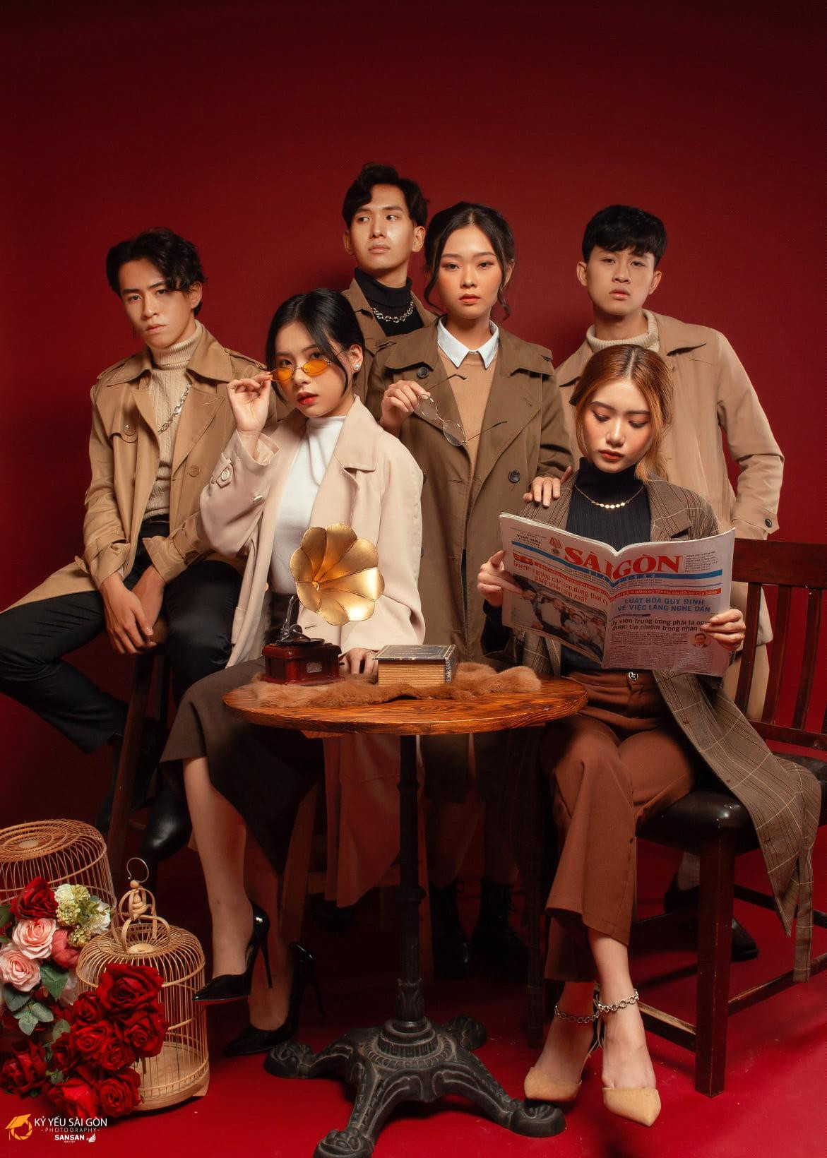 Đỏ, Nâu, Cam,... là những gam màu chủ đạo được phối hợp tinh tế, sang trọng trong những tấm ảnh kỷ yếu phong cách Retro.