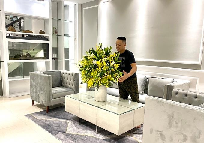 Nam ca sỹ có sở thích dọn dẹp và trang trí nhà cửa. Với anh, bất động sản không chỉ là tăng thêm phần thu nhập mà còn thỏa mãn nhu cầu tận hưởng một không gian của riêng mình, nhất là khi đi du lịch khám phá ở mọi nơi với gia đình