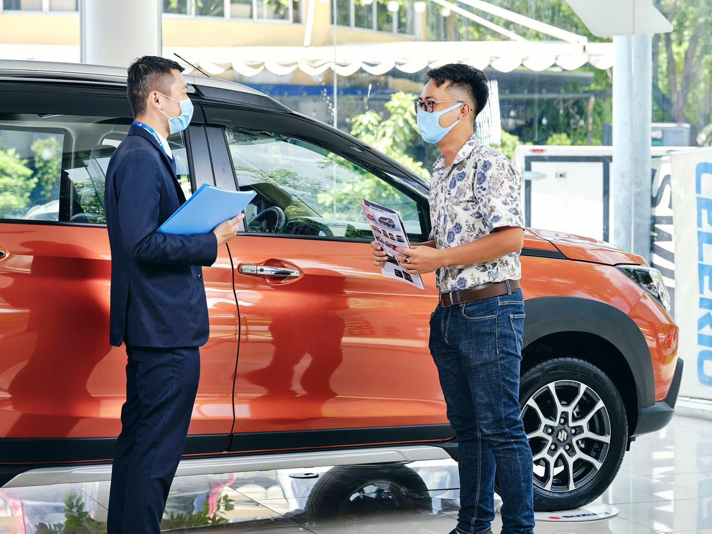 Nhân viên trong showroom Suzuki luôn niềm nở chào đón, tư vấn và phục vụ khách hàng chu đáo nhất
