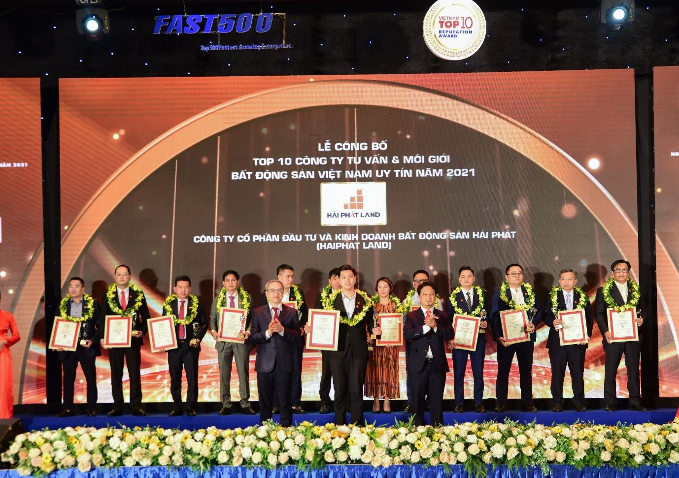Hải Phát Land tiếp tục lọt Top 10 công ty tư vấn & môi giới Bất động sản Việt Nam uy tín năm 2021 do Vietnam Report bình chọn. Hải Phát Land tiếp tục lọt Top 10 công ty tư vấn & môi giới Bất động sản Việt Nam uy tín năm 2021 do Vietnam Report bình chọn.