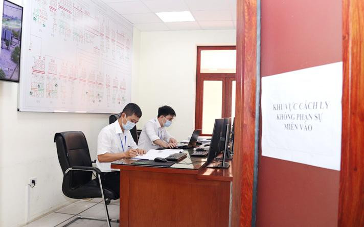 Các kỹ sư trực vận hành tại Trung tâm Điều khiển xa PC Bắc Giang được cách ly tại nơi làm việc để đảm bảo thực hiện tốt nhiệm vụ