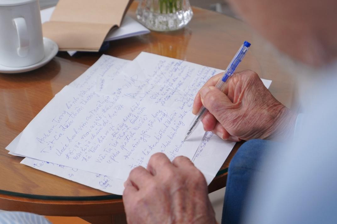 Ảnh: Hơn trăm tuổi, cụ Bằng vẫn cầm bút sáng tác thơ trong thời gian điều trị