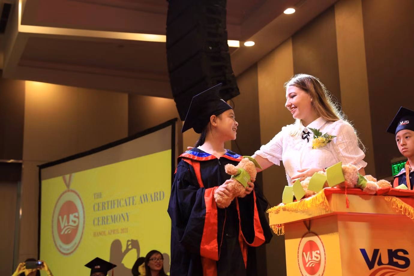 Cô Alina Razghonova đang trao chứng chỉ cho học viên VUS Hà Nội.