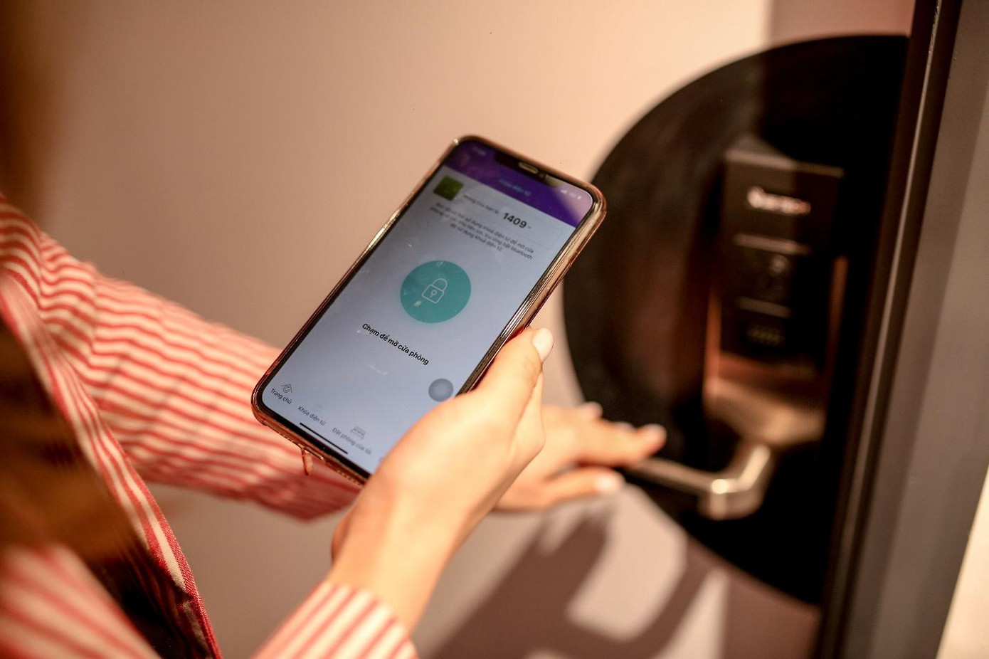 Hình ảnh mở khóa phòng tại SOJO Hotels với digital key