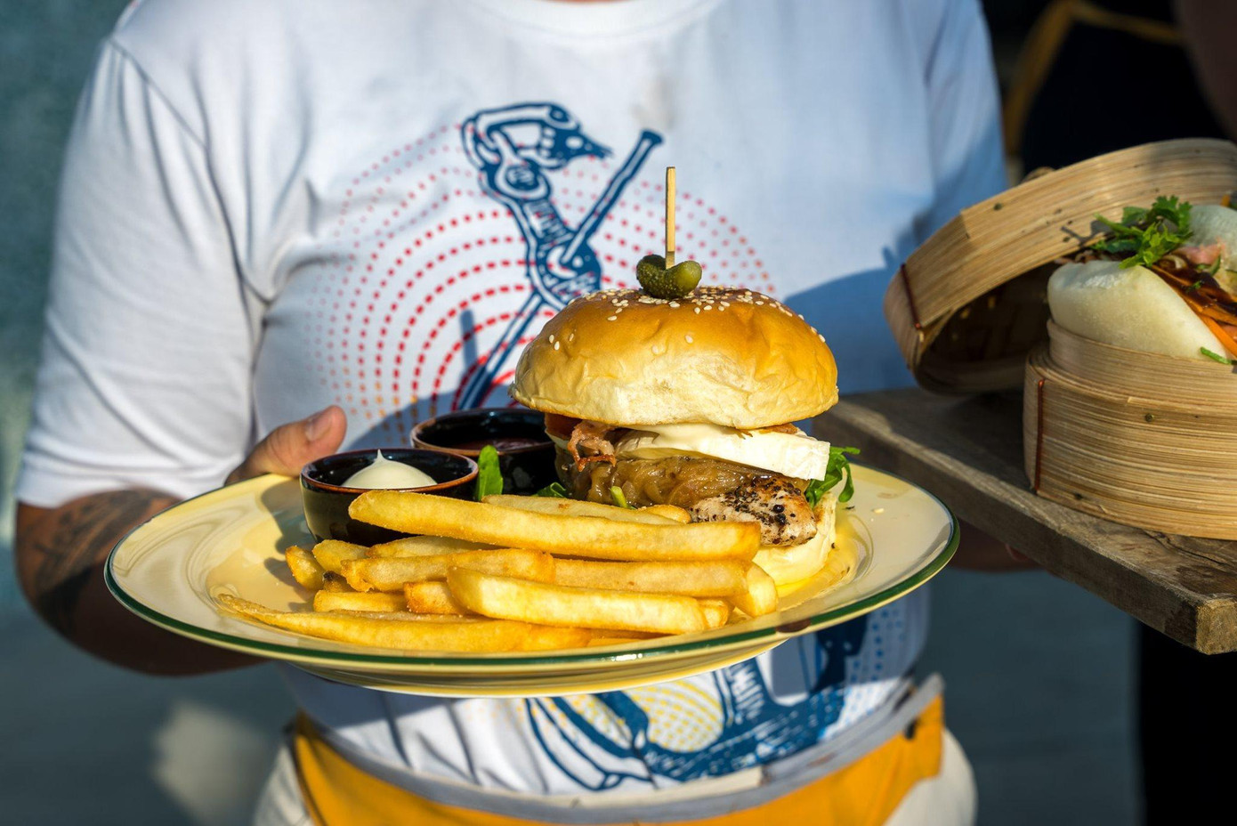 Sau khi vui chơi ở bể bơi, bạn có thể đến những nhà hàng và quán bar ngay tại khu vực Phu Quoc Waterfront để “xóa tan” cơn đói. Chỉ cách bể bơi vài bước chân, Sailing Club Phu Quoc là lựa chọn lí tưởng với thực đơn đa dạng lên đến cả trăm món: từ khoai tây chiên, bánh bao kẹp để ăn nhẹ, tới burger, pizza và ẩm thực kiểu Âu cho bữa tối.