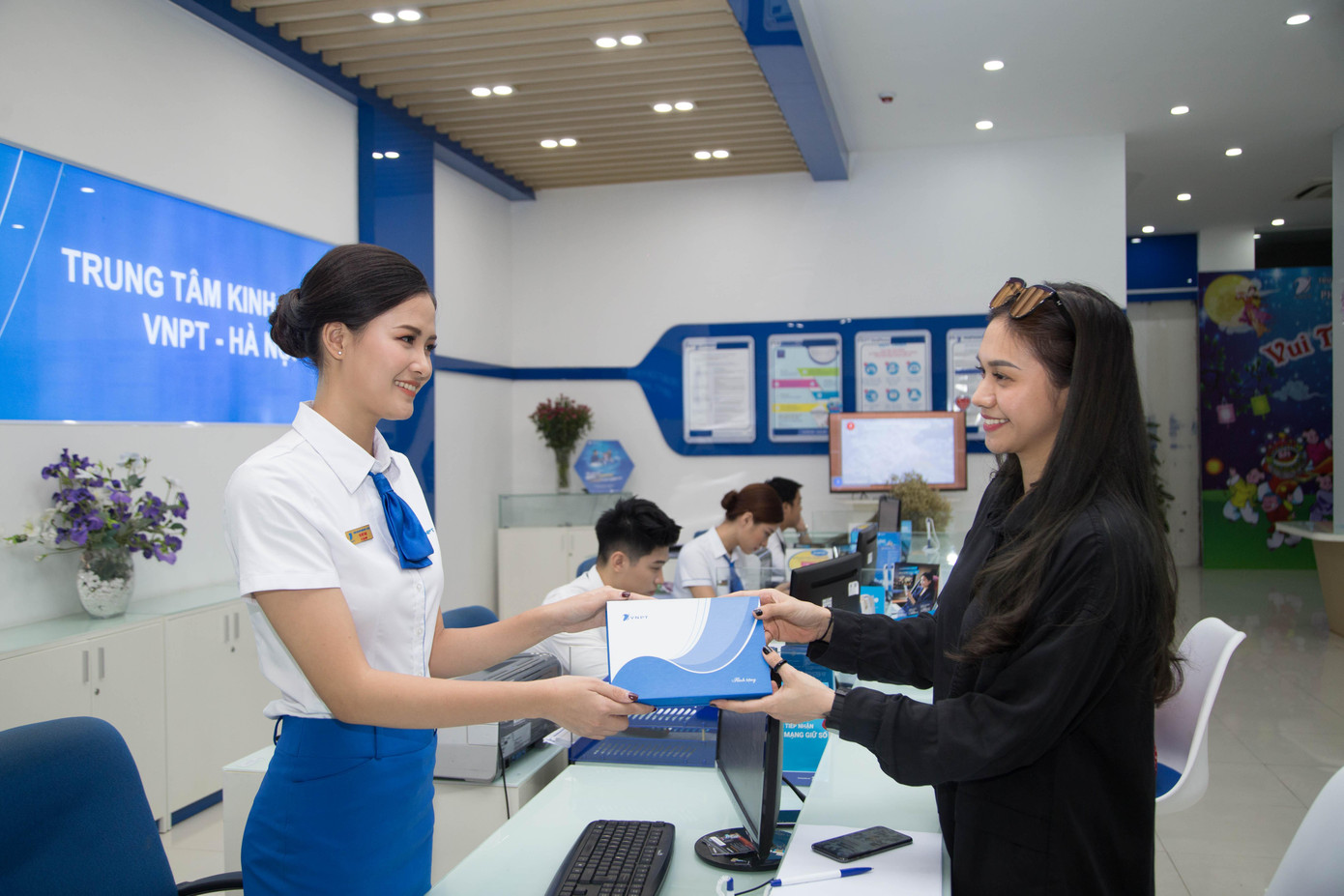 5 giải ĐẶC BIỆT từ VinaPhone, mỗi giải bao gồm trọn bộ 3 sản phẩm iPhone 12, Macbook Air 2020, Apple Watch S6