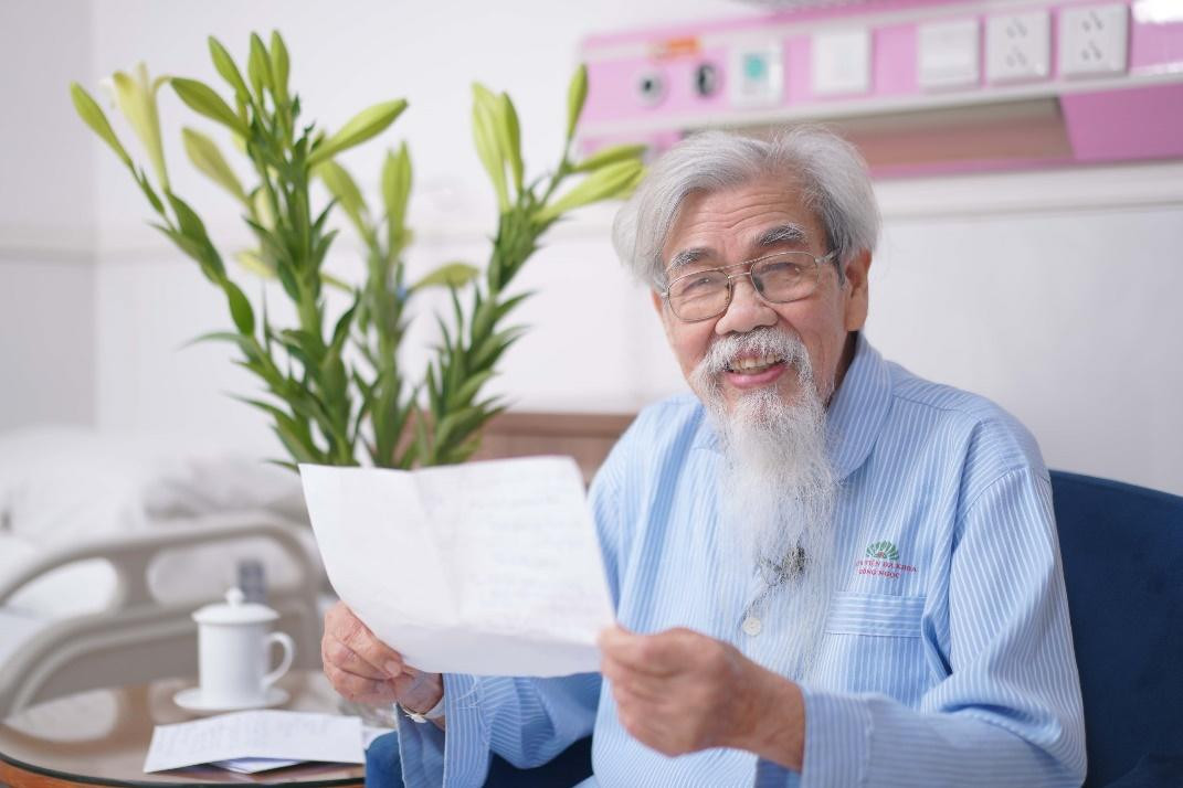 Nụ cười hiền từ của cụ ông trăm tuổi