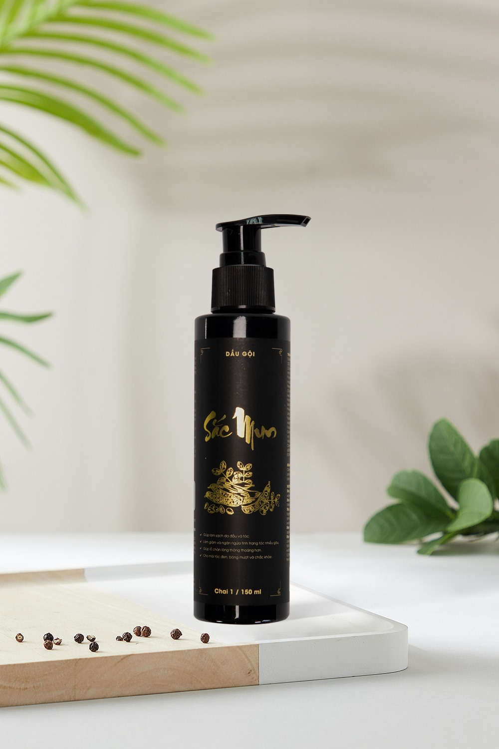 Ngoài công dụng làm đen tóc và tái tạo lại mái tóc chắc khỏe, Sắc Mun còn mang lại dưỡng chất cho mái tóc, giúp mái tóc giảm đi rõ rệt tình trạng xơ rối và tạo cảm giác bồng bềnh hơn.