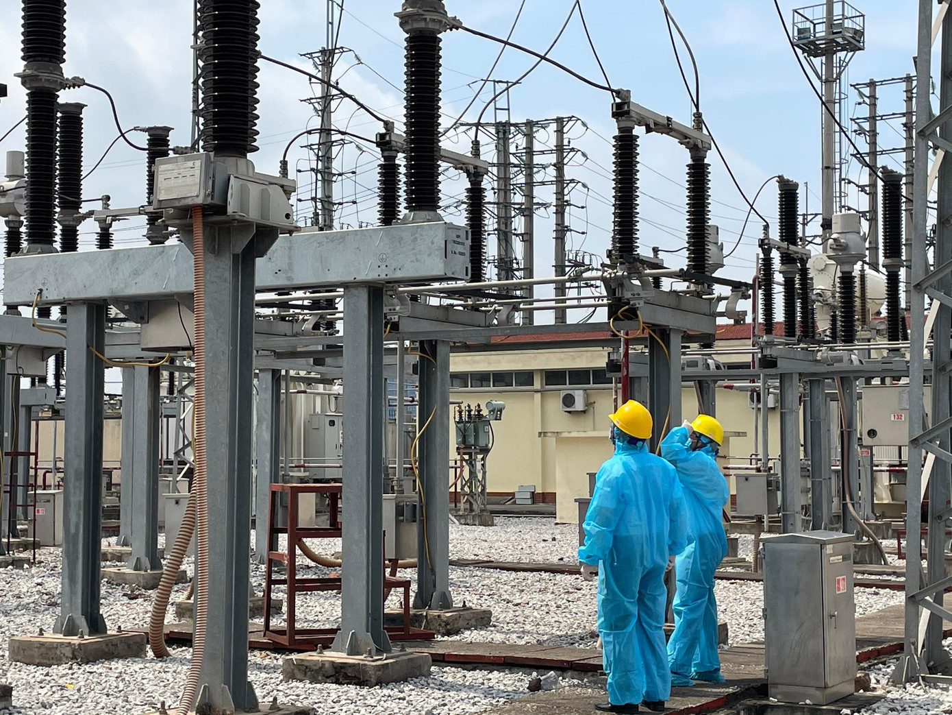 Ông Vũ Anh Phương - Phó Tổng giám đốc Tổng công ty Điện lực miền Bắc (áo bảo hộ xanh) kiểm tra công tác đảm bảo điện và động viên kip trực tại Trạm biến áp 110kV Vân Trung