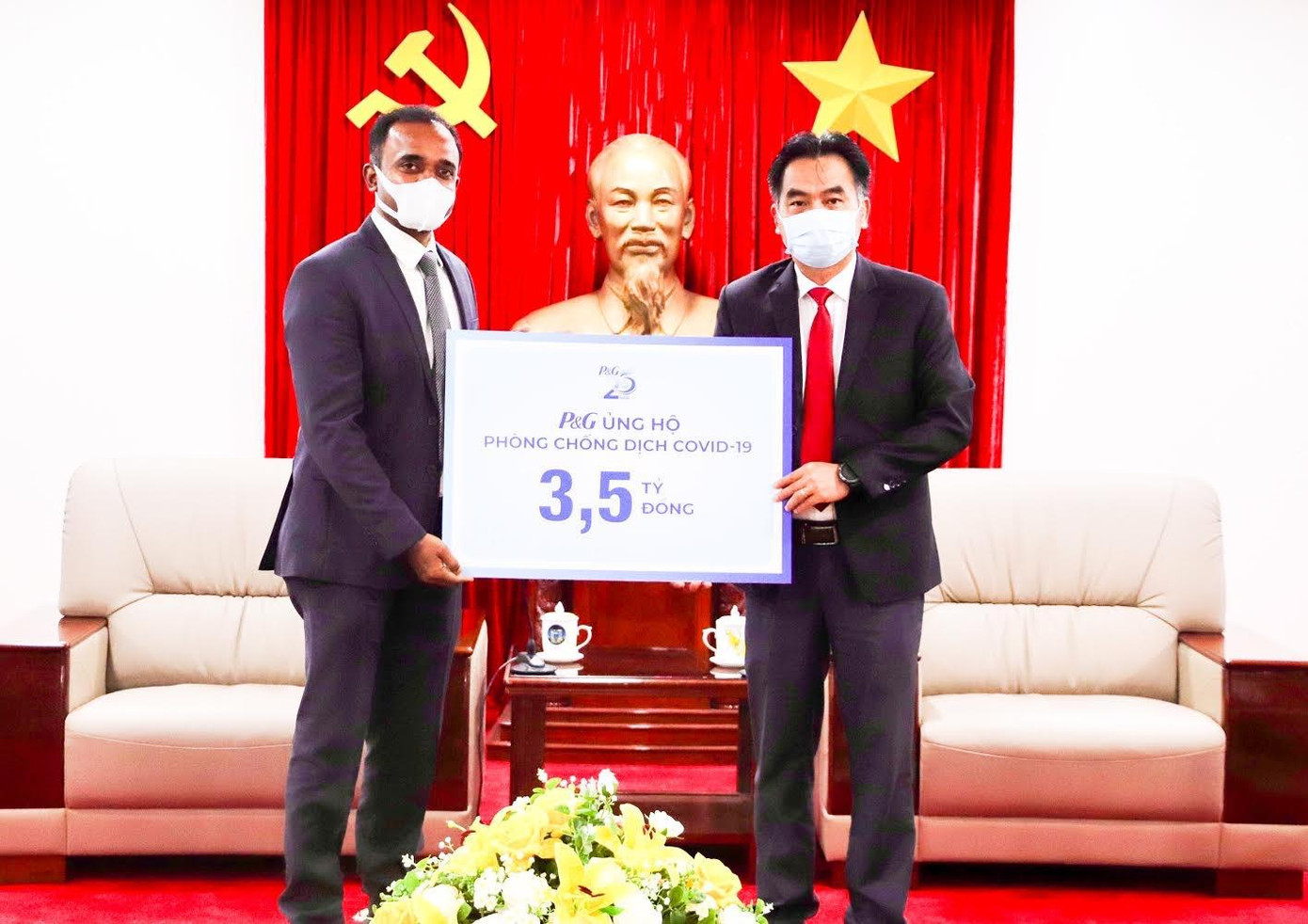 Lãnh đạo Bình Dương tiếp nhận hỗ trợ phòng, chống dịch từ doanh nghiệp