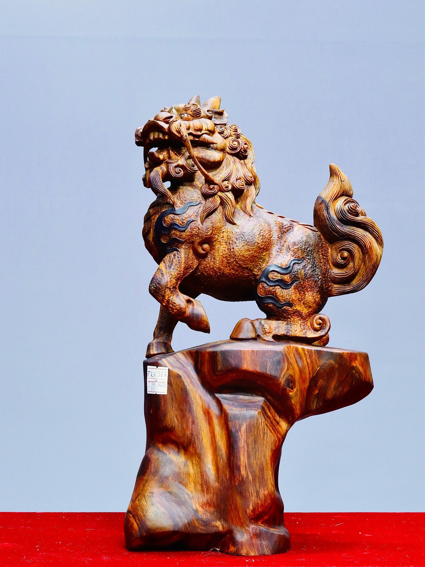 Tác phẩm kì lân gỗ sưa