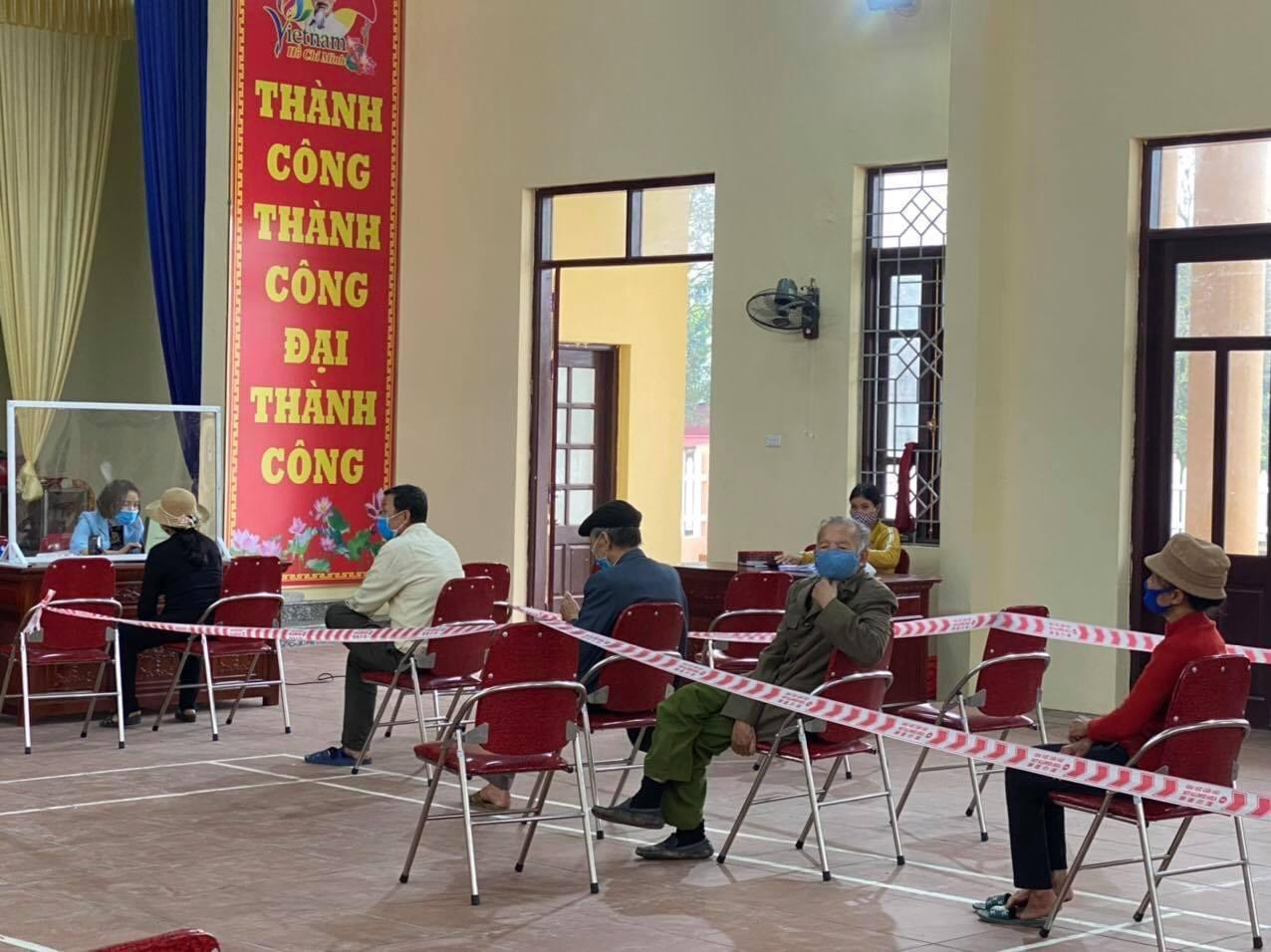 Đảm bảo khoảng cách khi khách hàng thực hiện các công việc liên quan đến giao dịch dịch vụ điện