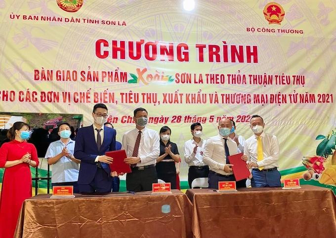 Lễ kí kết thỏa thuận hợp tác giữ UBND tỉnh Sơn La, Cục Xúc tiến thương mại, sàn TMĐT Shopee và Vietnam Post ( sàn TMDT Postmart). Nguồn: Vietnam Post