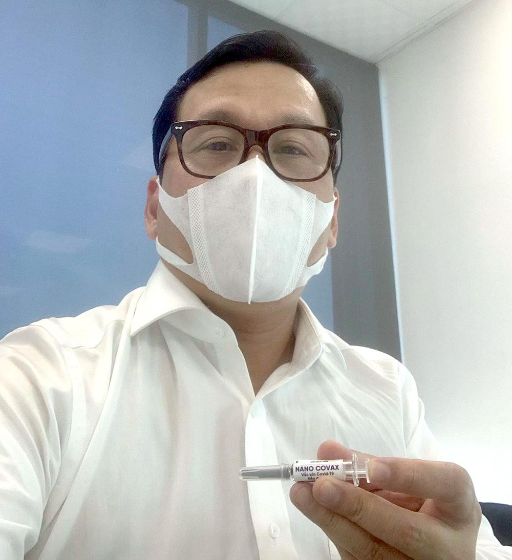 Ông Đinh Việt Phương, Giám đốc điều hành Vietjet Air tiêm vắc xin Nanocovax trong đợt thử nghiệm giai đoạn 2
