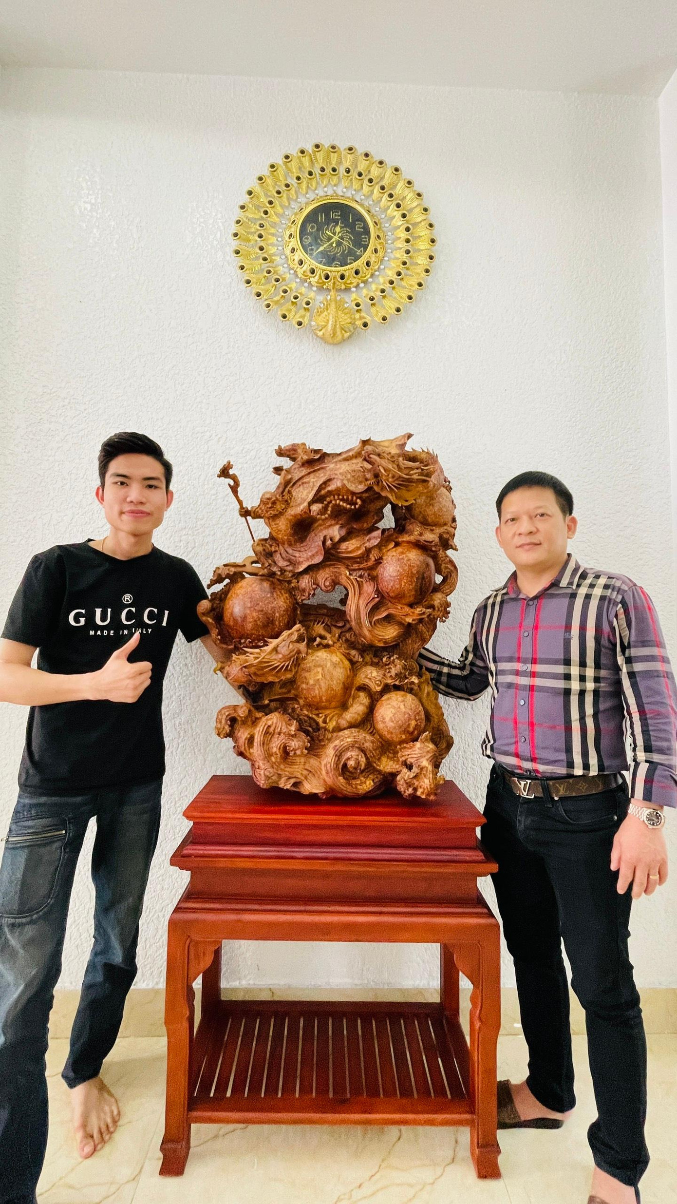 Khách hàng và tác phẩm tượng gỗ mỹ nghệ của mình