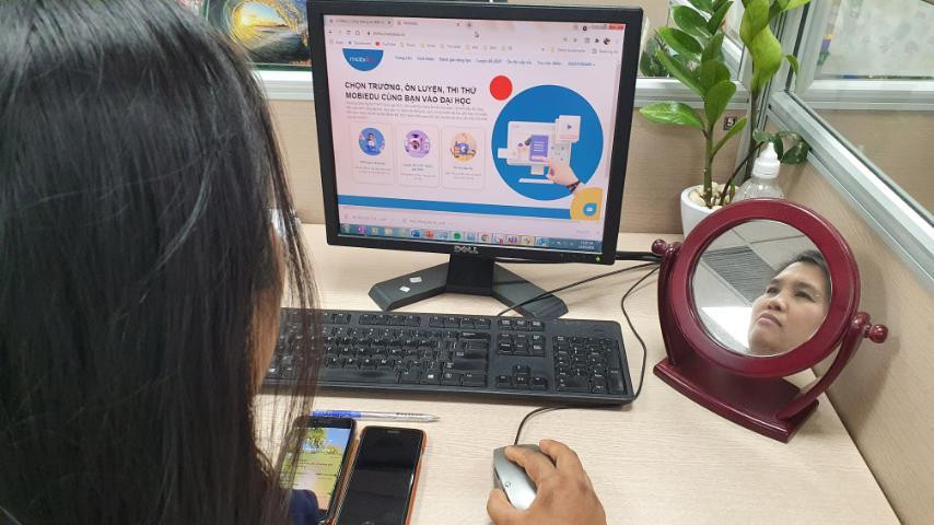Chị Hạnh sử dụng trang Cổng thi thử mobiEdu (nguồn: Nhân vật cung cấp)